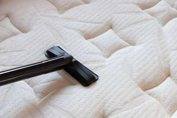 Limpeza de colchão branco com aspirador de pó